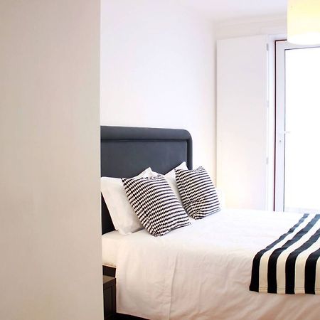 Joivy Modern 1-Bed Apt With Terrace, Moments From Sao Bento Palace Lisboa المظهر الخارجي الصورة