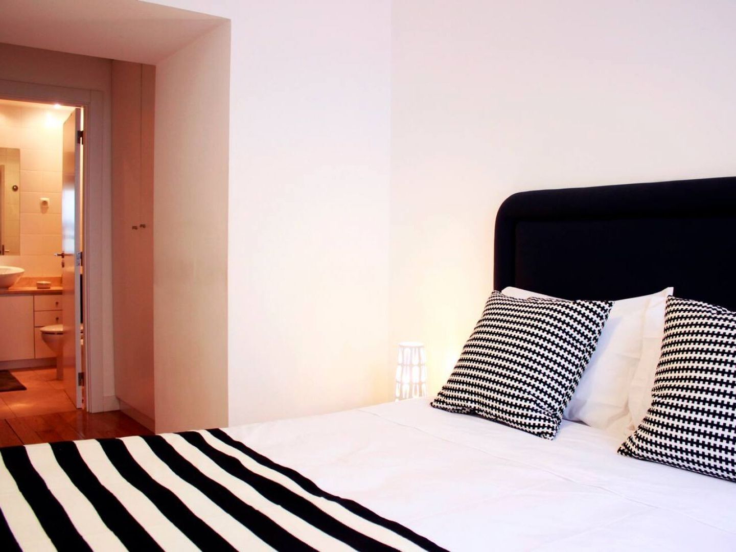 Joivy Modern 1-Bed Apt With Terrace, Moments From Sao Bento Palace Lisboa المظهر الخارجي الصورة